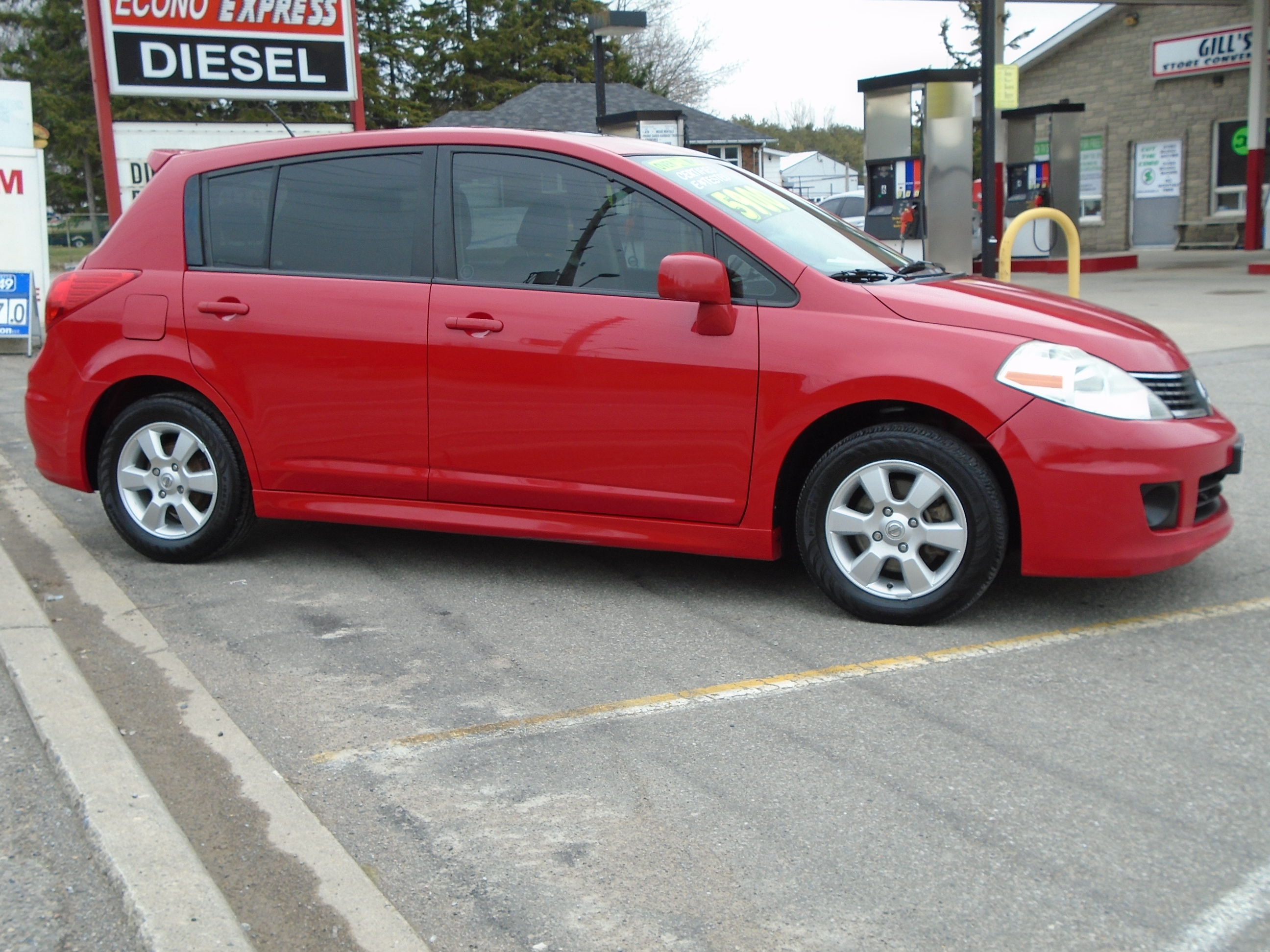 2009 Nissan versa sl hatchback features