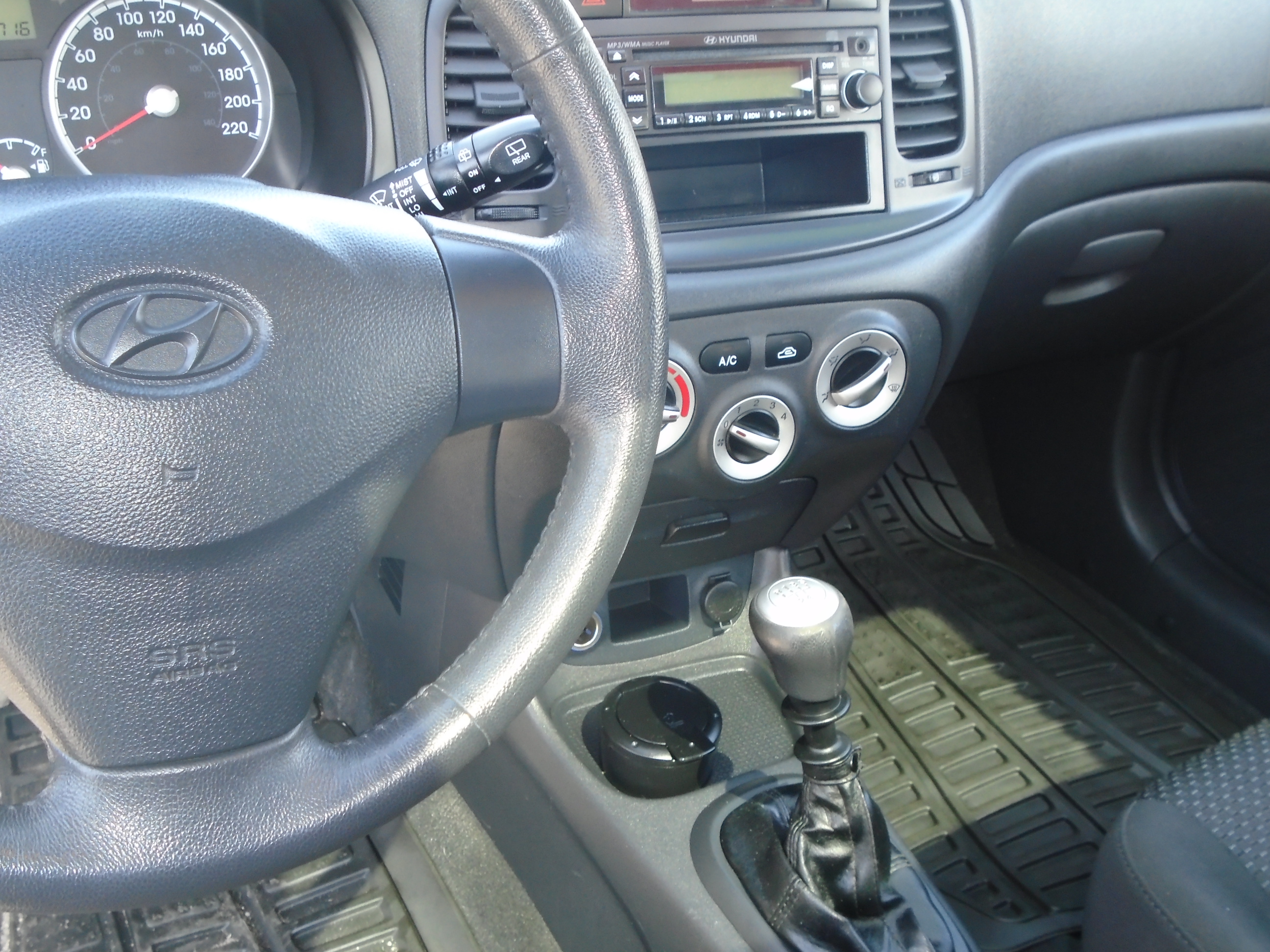 2010 hyundai accent deals interior