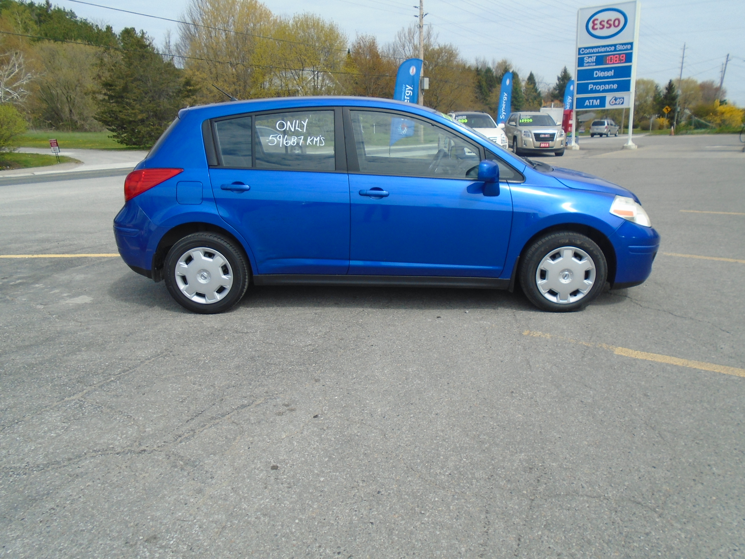 2009 nissan versa hatchback blue